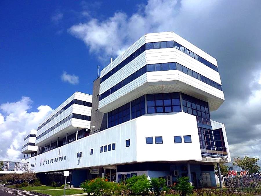 Le Caribbean Business Center et le Caribbean World Trade Center à Jarry, Baie-Mahault